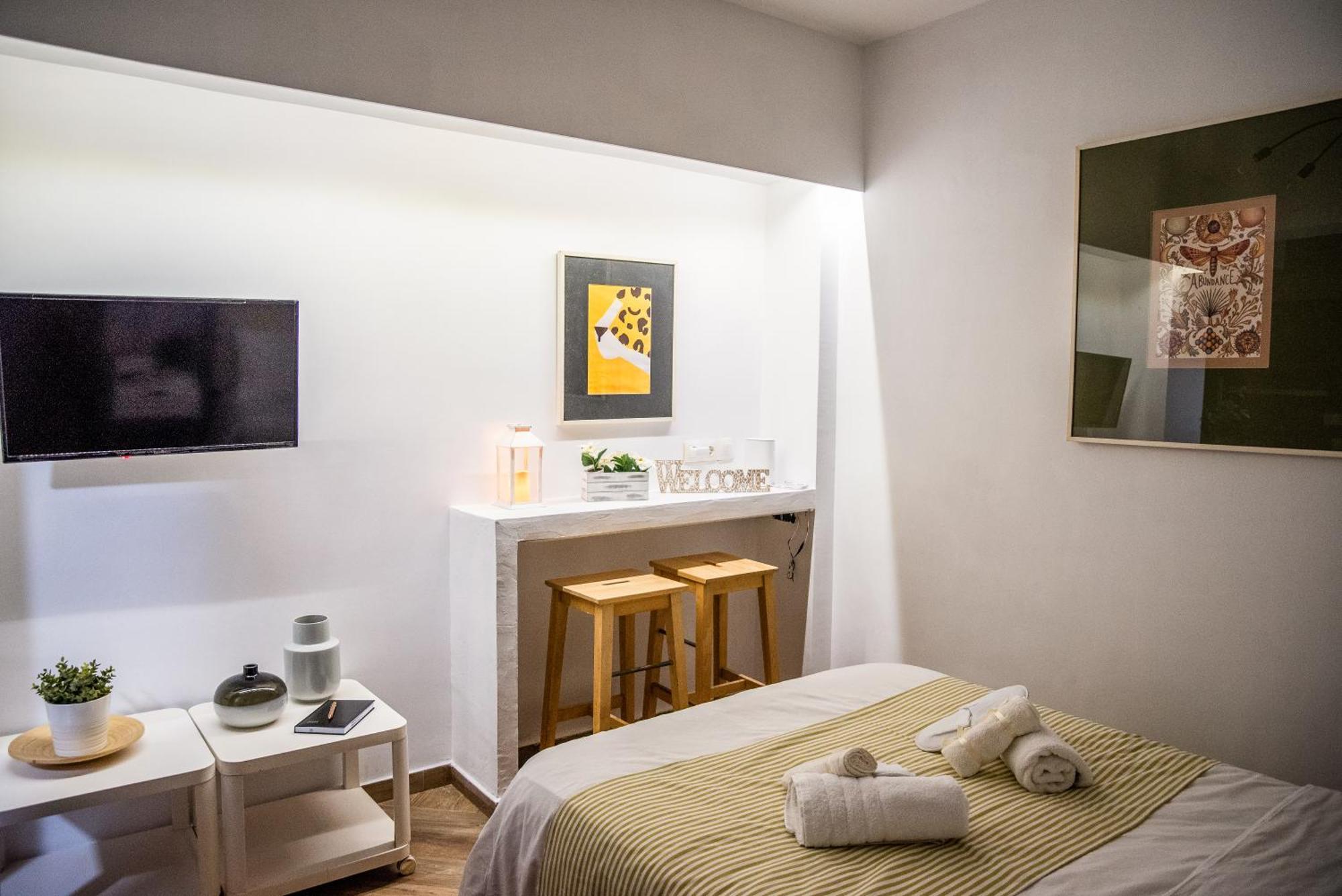 Cozy Apartment-steps From The Centre